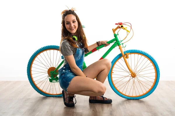 カラフルな自転車に女の子 — ストック写真