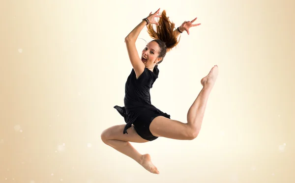 Giovane donna carina in posa in studio — Foto Stock