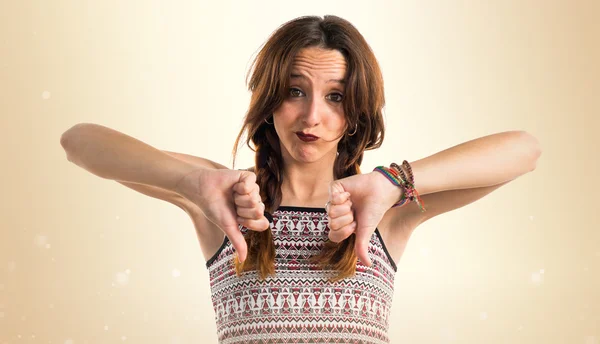 Chica haciendo mala señal —  Fotos de Stock