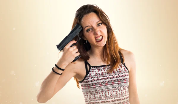 Flicka som håller en pistol — Stockfoto