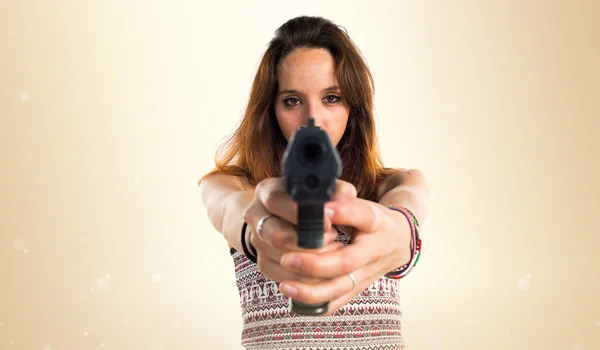 Flicka som håller en pistol — Stockfoto