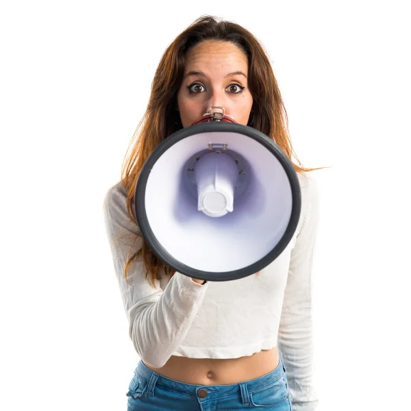 Молодая девушка кричит на мегафон — стоковое фото