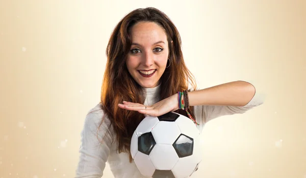 Menina segurando uma bola de futebol — Fotografia de Stock