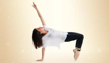 genç kız stüdyoda poz