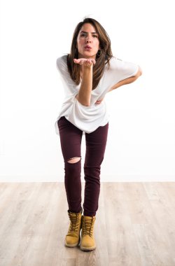 kadın bir öpücük gönderme