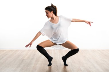 genç kız stüdyoda poz