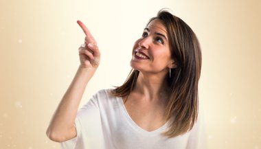 genç kız stüdyoda poz