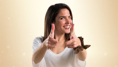 Öne doğru işaret kız