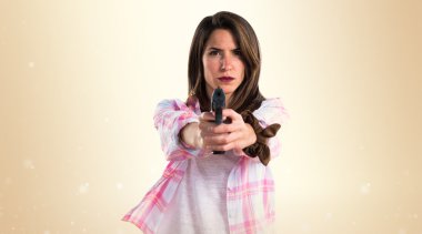 Kız bir tabanca tutan