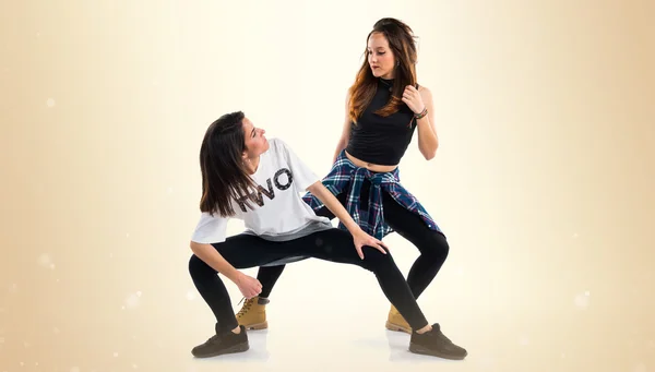 Twee jonge meisje dansen Streetdance — Stockfoto