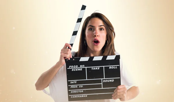 Wanita muda memegang clapperboard — Stok Foto