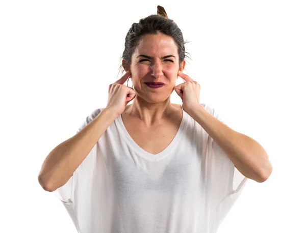 Chica joven cubriéndose los oídos — Foto de Stock