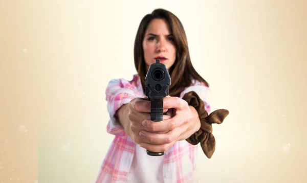 Kız bir tabanca tutan — Stok fotoğraf