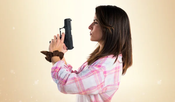 Flicka som håller en pistol — Stockfoto