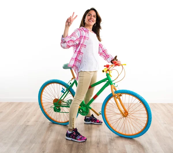 Ragazza su bici colorata — Foto Stock