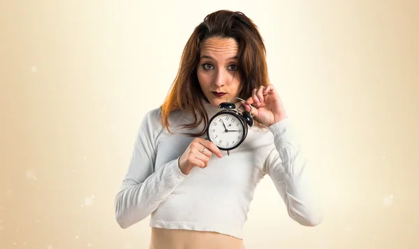Flicka håller vintage klocka — Stockfoto