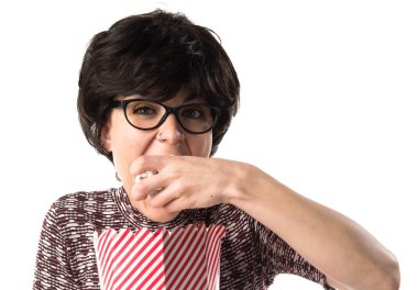 Esmer kız popcorns yeme