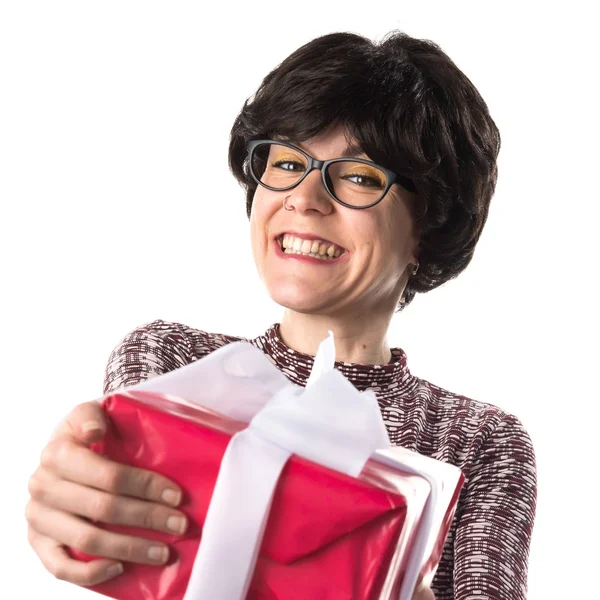 Morena menina segurando um presente — Fotografia de Stock