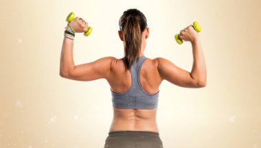 Spor kadının halter yapması