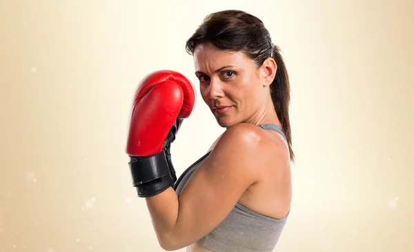 Sport vrouw met bokshandschoenen — Stockfoto