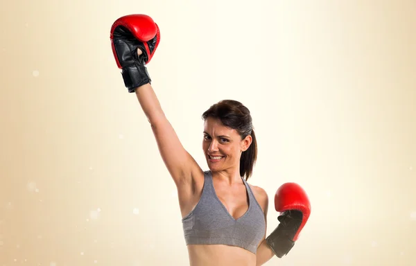 Mujer deportiva con guantes de boxeo — Foto de Stock