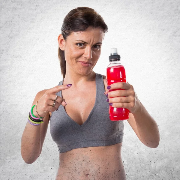 ソーダを飲むスポーツ女性 — ストック写真
