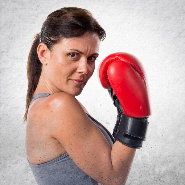 Femme sportive avec gants de boxe — Photo