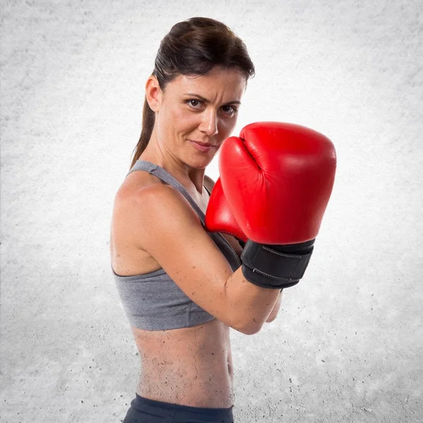 Mujer deportiva con guantes de boxeo — Foto de Stock