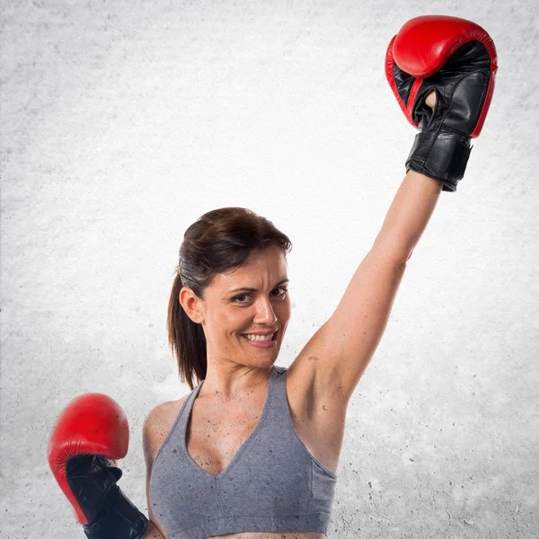 Femme sportive avec gants de boxe — Photo