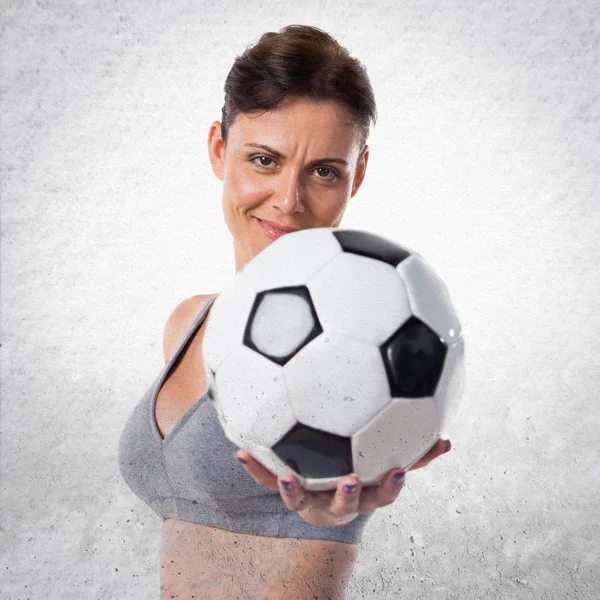 Спортивная женщина играет в футбол — стоковое фото