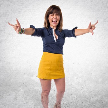 Güzel kadın boynuz jest yapma