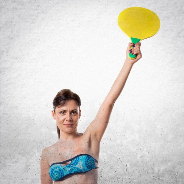 Mulher de biquíni azul jogando praia-tênis — Fotografia de Stock