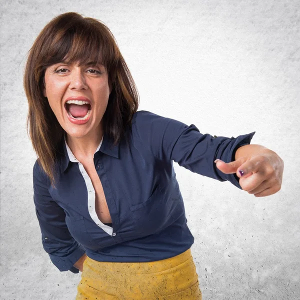 Mujer bonita enojada gritando —  Fotos de Stock