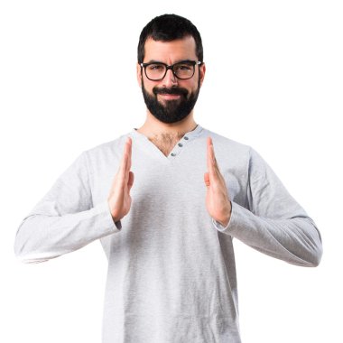 Adam bir şey tutan pijama