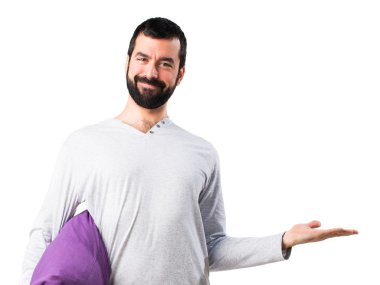 Adam bir şey sunmak pijama