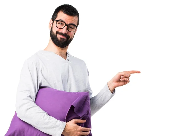 Mannen i pyjamas pekar på lateralen — Stockfoto