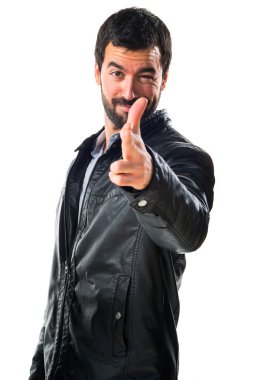 Adam silah jest yapma