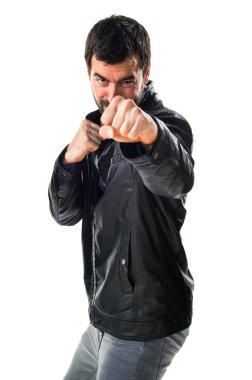 Bir yumruk veren adam