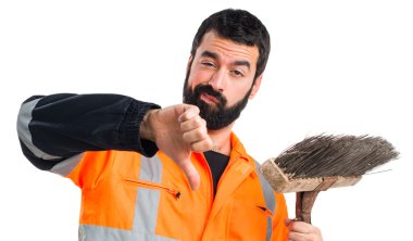 Çöp Adam kötü sinyal yapıyor