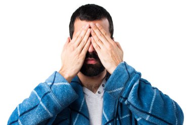 Adam gözlerini kapsayan sabahlık