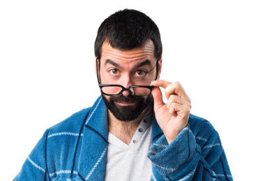 Adam bir şey gösterilen sabahlık