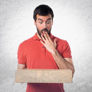 Yakışıklı adam holding kutuları