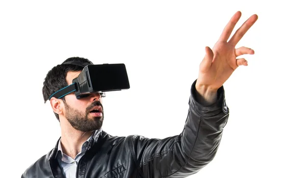 Hombre usando gafas VR — Foto de Stock