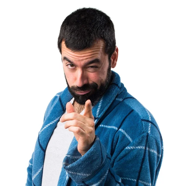 Sabahlık önüne işaret eden adam