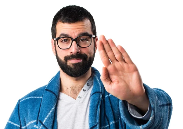 Hombre en bata haciendo señal de stop — Foto de Stock