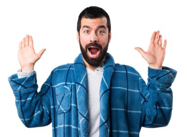 Sabahlık sürpriz jest yapıyor adam