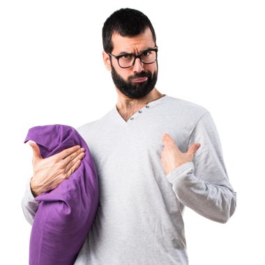 Erkek pijama sürpriz jest yapıyor