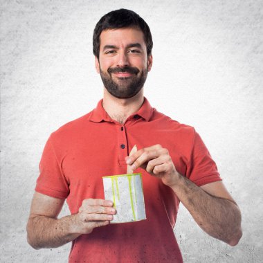 Yakışıklı adam bir boya pot holding
