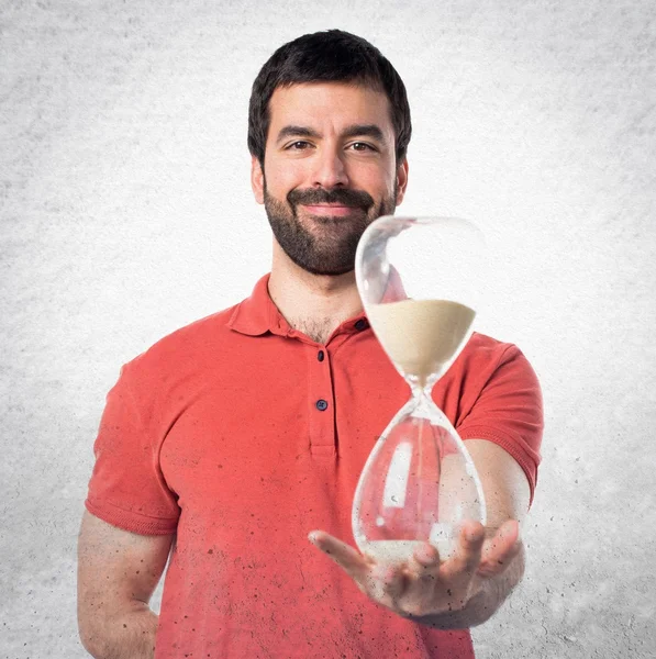 Schöner Mann mit einer alten Sanduhr — Stockfoto