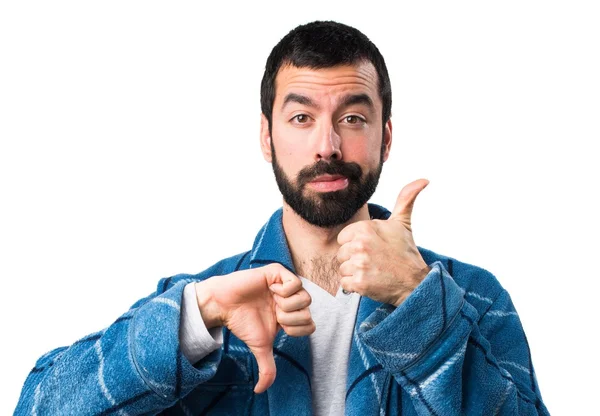 İyi-kötü işaret yapma sabahlık erkekte